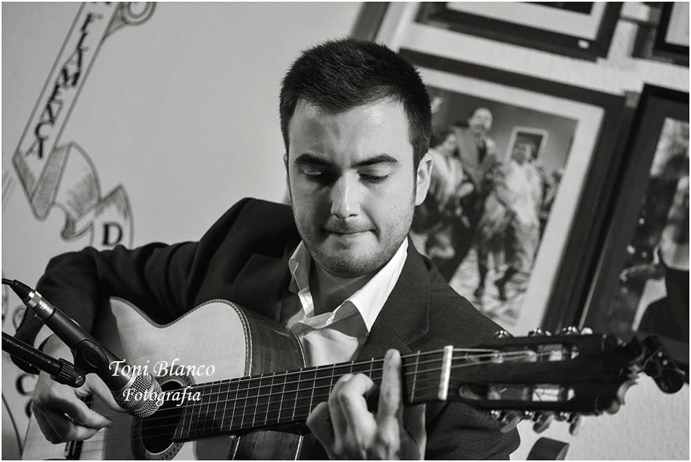La guitarra de Rafael Trenas hijo, al servicio de ACODA La guitarra de Rafael Trenas hijo, al servicio de ACODA