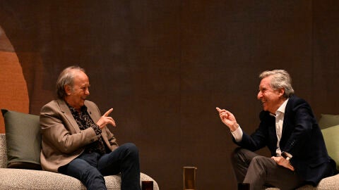 Joan Manuel Serrat e I&ntilde;aki Gabilondo conversan en el Teatro Jovellanos de Gij&oacute;n