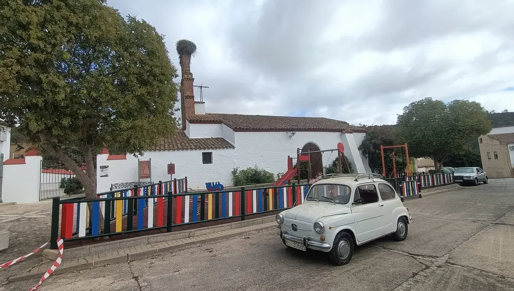 Uno de los vecinos de La Nava mostró su coche de coleccionista, un Seat 600. Uno de los vecinos de La Nava mostró su coche de coleccionista, un Seat 600.