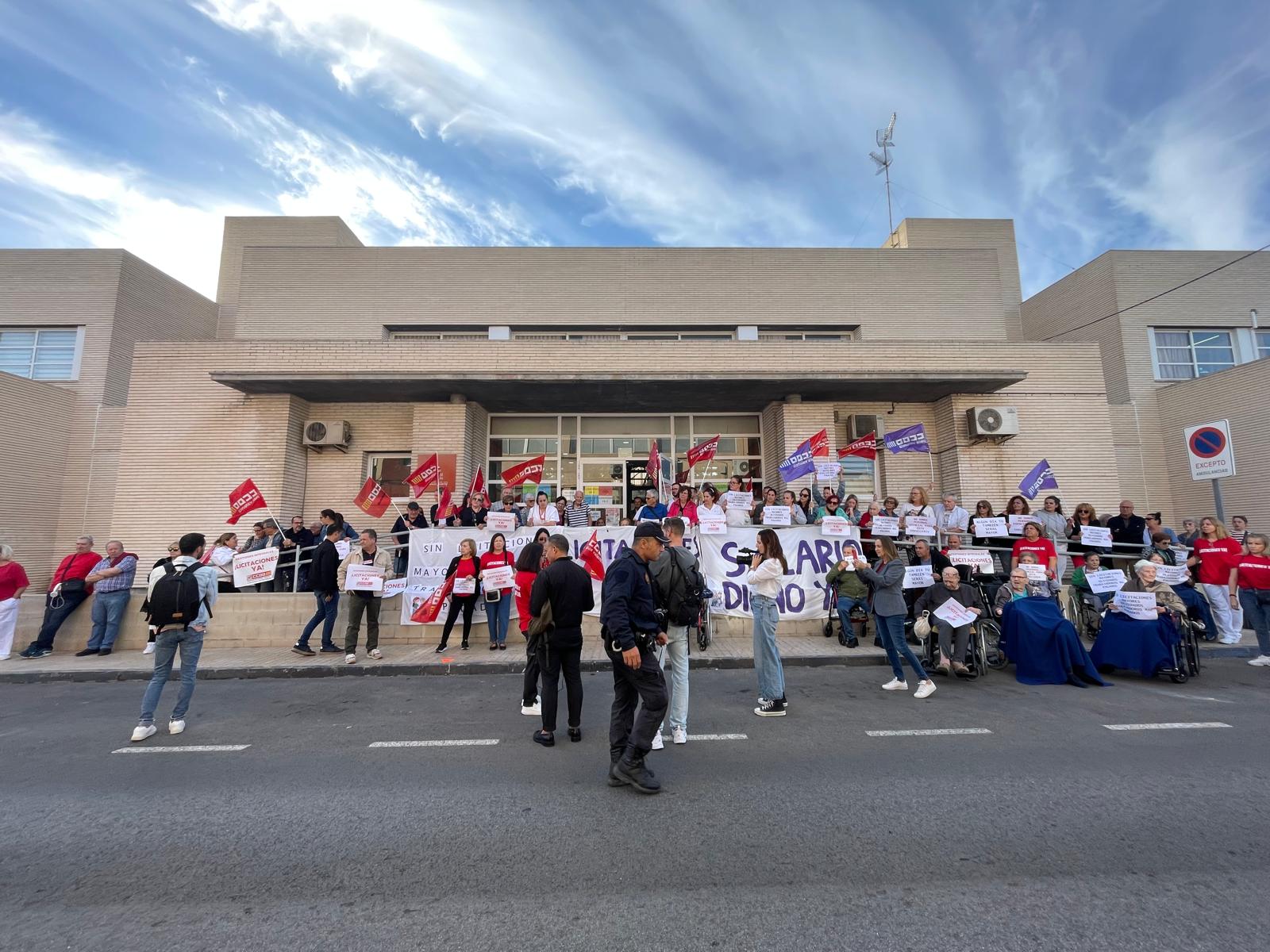 Trabajadores y usuarios de las residencias públicas de la tercera edad de Elche y de Elda exigen licitar la nueva gestión de los centros Trabajadores y usuarios de las residencias públicas de la tercera edad de Elche y de Elda exigen licitar la nueva gestión de los centros