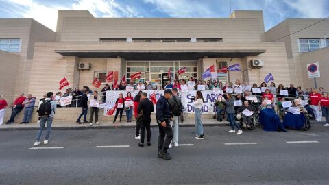 Concentraci&oacute;n de trabajadores y usuarios de la residencia de la tercera edad de Altabix de Elche.