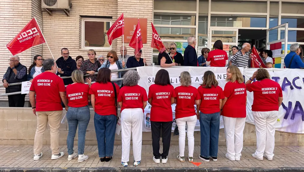 Concentración de trabajadores y usuarios de la residencia de la tercera edad de Altabix de Elche. Concentración de trabajadores y usuarios de la residencia de la tercera edad de Altabix de Elche.