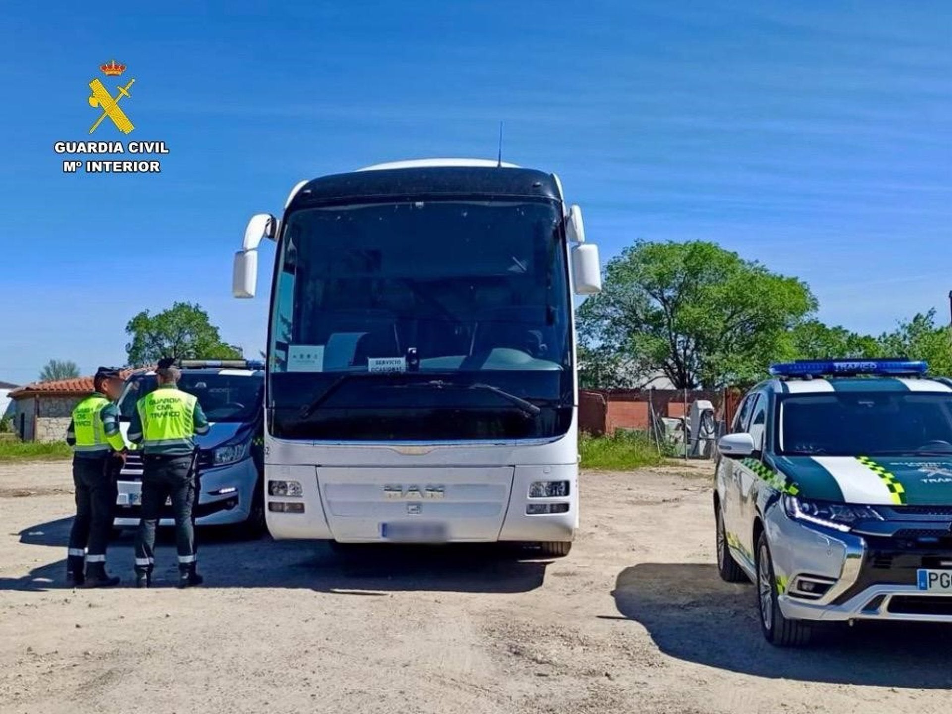 La Guardia Civil detecta cerca de Alcántara un autobús escolar cuyo conductor carecía del permiso adecuado La Guardia Civil detecta cerca de Alcántara un autobús escolar cuyo conductor carecía del permiso adecuado