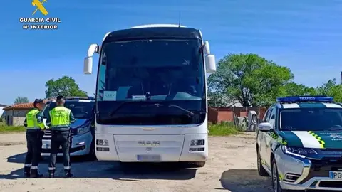La Guardia Civil detecta cerca de Alcántara un autobús escolar cuyo conductor carecía del permiso adecuado La Guardia Civil detecta cerca de Alcántara un autobús escolar cuyo conductor carecía del permiso adecuado