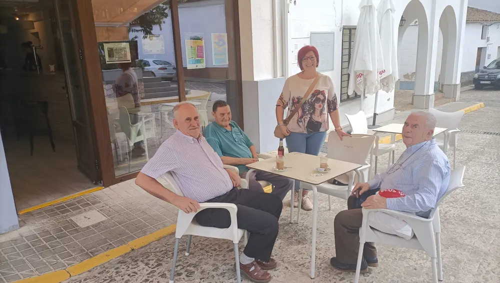 Algunos de los vecinos que intervinieron en el programa especial desde La Nava. Algunos de los vecinos que intervinieron en el programa especial desde La Nava.