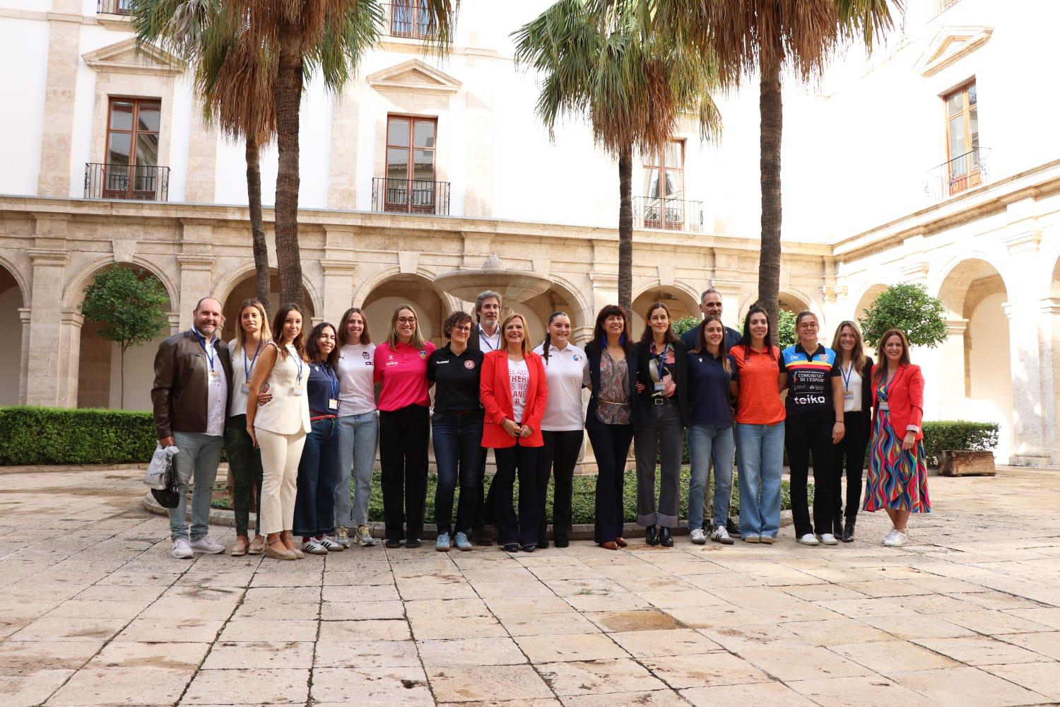 Teika presenta su apuesta por el deporte femenino ‘Juegan ellas, ganamos todos’ a la Ministra de Igualdad Teika presenta su apuesta por el deporte femenino ‘Juegan ellas, ganamos todos’ a la Ministra de Igualdad