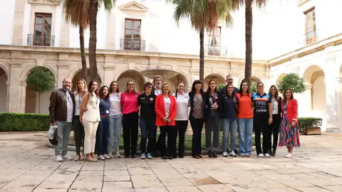 Teika presenta su apuesta por el deporte femenino ‘Juegan ellas, ganamos todos’ a la Ministra de Igualdad Teika presenta su apuesta por el deporte femenino ‘Juegan ellas, ganamos todos’ a la Ministra de Igualdad