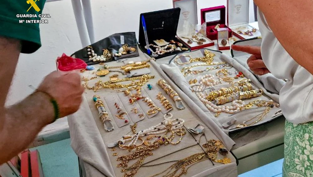 Otro plano de las joyas recuperadas Otro plano de las joyas recuperadas