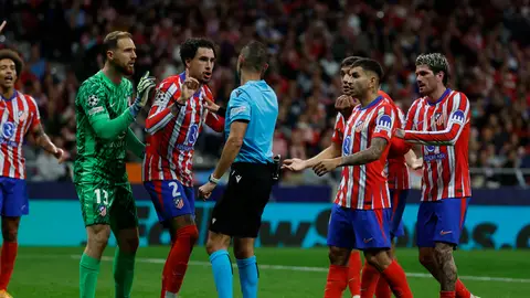 Jugadores del Atlético de Madrid rodean al colegiado italiano Marco Guida Jugadores del Atlético de Madrid rodean al colegiado italiano Marco Guida