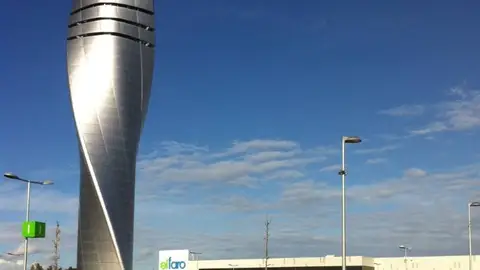 Extremadura cuenta con14 centros y parques comerciales que dan empleo a 12.335 personas Extremadura cuenta con14 centros y parques comerciales que dan empleo a 12.335 personas