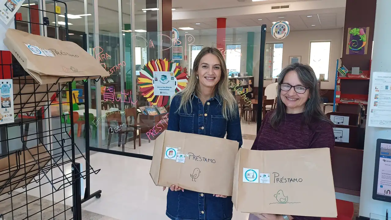 Alejandra Mosquera, directora de la biblioteca González Garcés, y Helena Alejandra Mosquera, directora de la biblioteca González Garcés, y Helena
