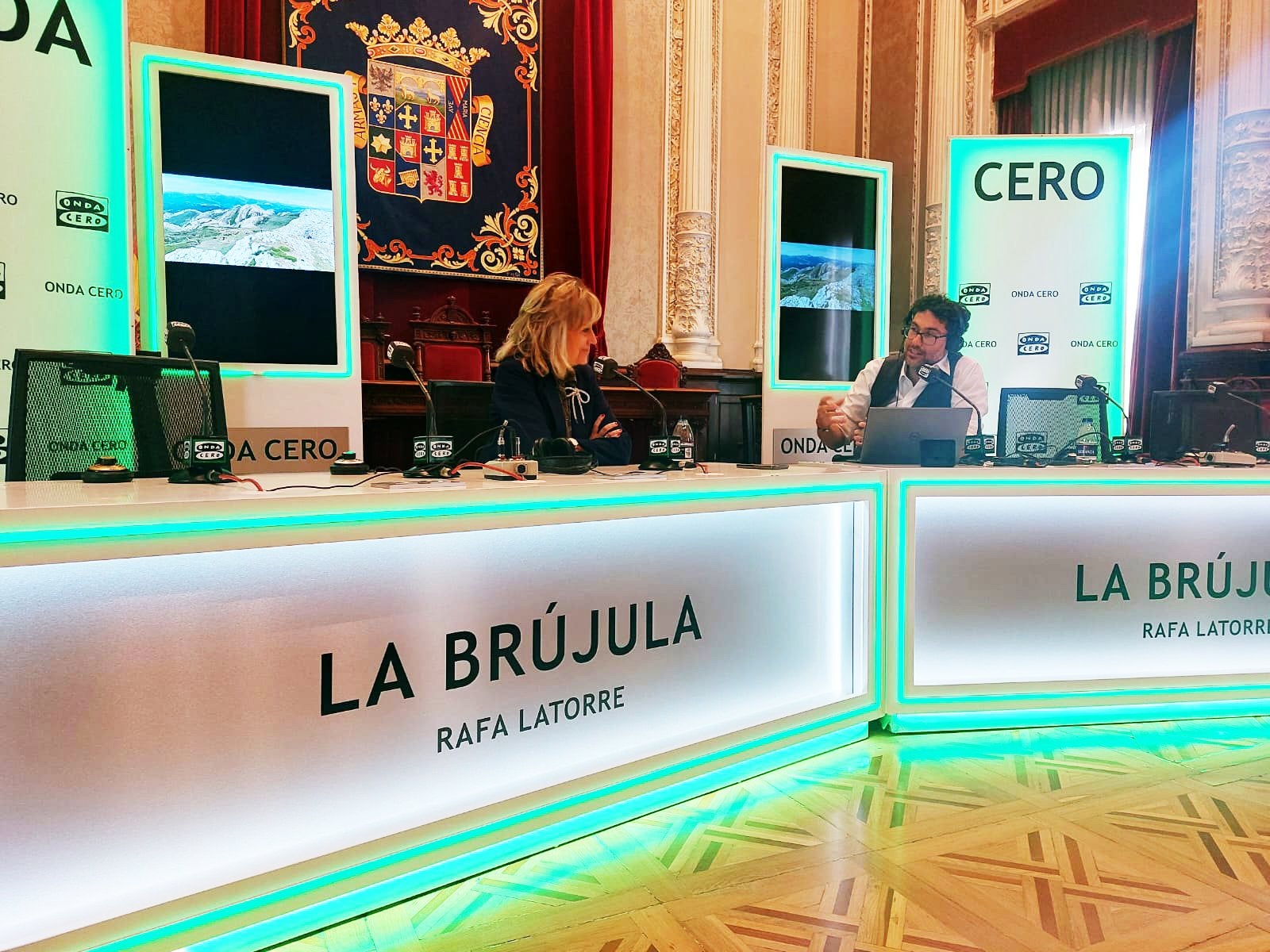 Con Roberto Mayado y Lucía Barreiro desde las 14:30 hasta las 15:00 Con Roberto Mayado y Lucía Barreiro desde las 14:30 hasta las 15:00