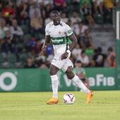 Bambo Diaby, en un duelo con el Elche.