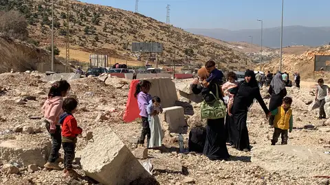 Desplazados por el conflicto atraviesan el paso fronterizo de Masnaa entre Líbano y Siria. Desplazados por el conflicto atraviesan el paso fronterizo de Masnaa entre Líbano y Siria. EFE/ Noemí Jabois