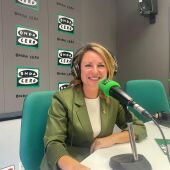 Begoña Carrasco en los estudios de Onda Cero Castellón. 