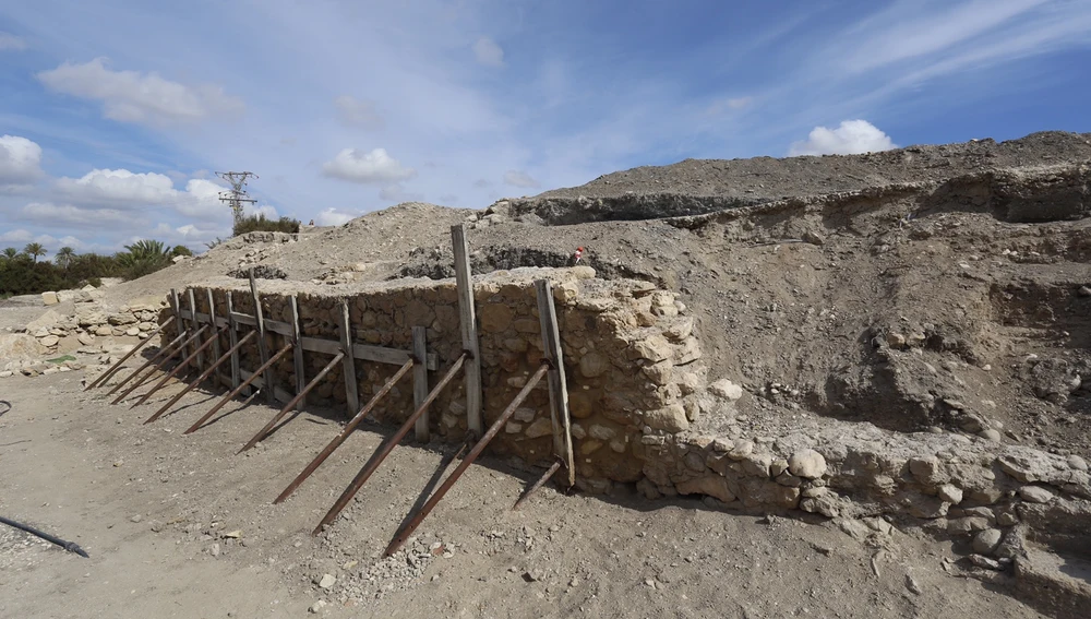 Uno de los muros de lo que habría sido los baños romanos del yacimiento La Alcudia de Elche. Uno de los muros de lo que habría sido los baños romanos del yacimiento La Alcudia de Elche.