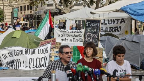 Rueda de prensa de la acampada por la vivienda en la plaza del Ayuntamiento.