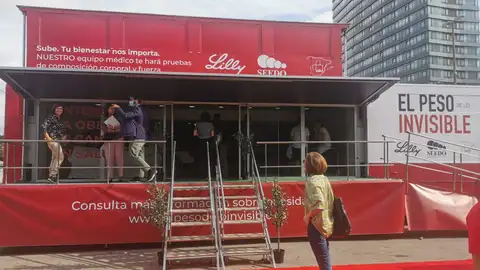 La campanya 'El peso de lo invisible', instal·lada davant de l'estació de Sants durant tot el cap de setmana La campanya 'El peso de lo invisible', instal·lada davant de l'estació de Sants durant tot el cap de setmana