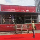 La campanya 'El peso de lo invisible', instal·lada davant de l'estació de Sants durant tot el cap de setmana La campanya 'El peso de lo invisible', instal·lada davant de l'estació de Sants durant tot el cap de setmana
