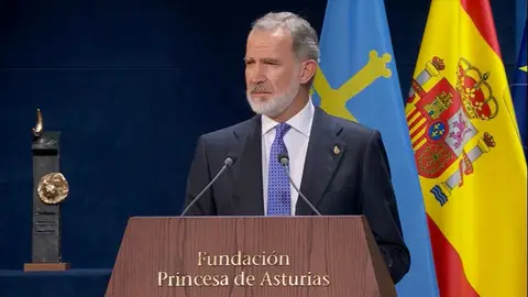 El Rey Felipe VI muestra su emoción tras ceder el testigo a su hija Leonor en los Princesa de Asturias El Rey Felipe VI muestra su emoción tras ceder el testigo a su hija Leonor en los Princesa de Asturias