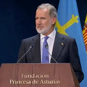 El Rey Felipe VI muestra su emoción tras ceder el testigo a su hija Leonor en los Princesa de Asturias El Rey Felipe VI muestra su emoción tras ceder el testigo a su hija Leonor en los Princesa de Asturias