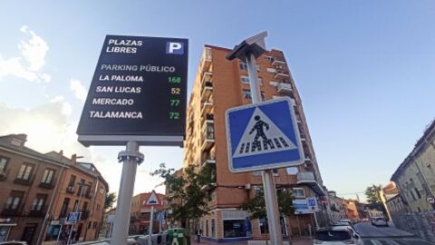 Paneles informativos de las plazas de parking en Alcal&aacute; de Henares