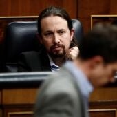 Foto de archivo del líder de Unidas Podemos, Pablo Iglesias (d) e Íñigo Errejón durante un pleno en el Congreso de los Diputados en Madrid. EFE/Mariscal POOL