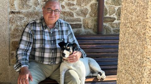 Ram&oacute;n N&uacute;&ntilde;ez con su perro, Rayo