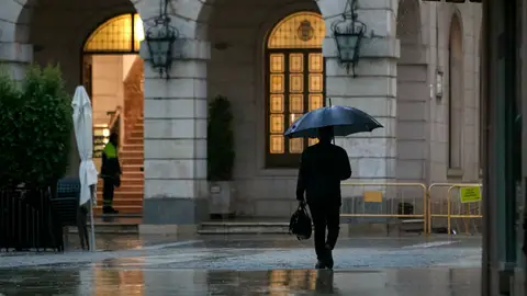 Una persona se protege de la lluvia con un paraguas este miércoles en Gandía (Valencia). Una nueva DANA pone fin al calor: brusco bajón de temperaturas, lluvias torrenciales y nevadas en estas zonas