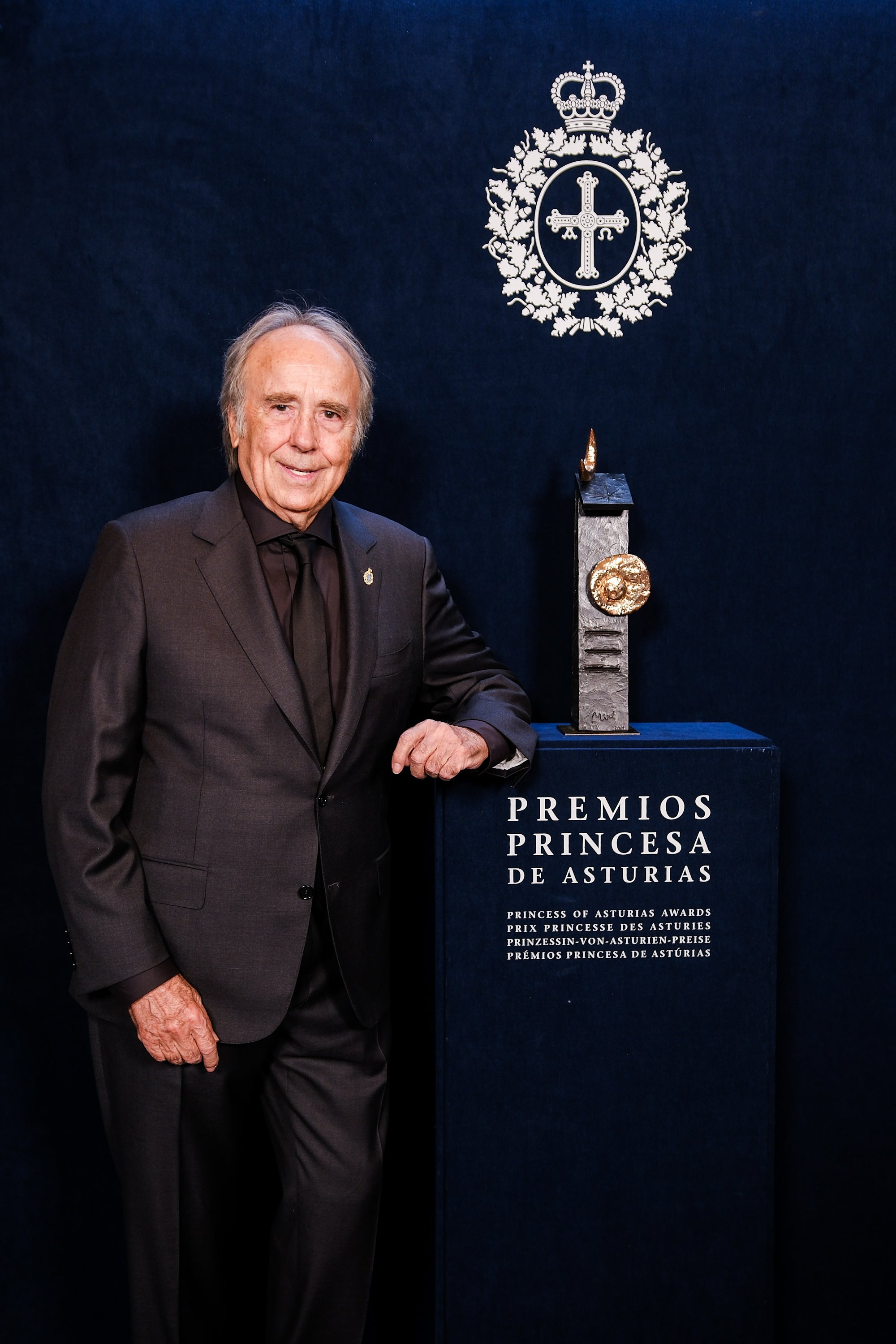 Serrat emociona en una ceremonia plena de valores de libertad y humanismo Serrat emociona en una ceremonia plena de valores de libertad y humanismo