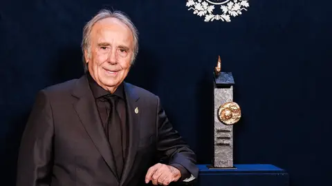 Serrat emociona en una ceremonia plena de valores de libertad y humanismo Serrat emociona en una ceremonia plena de valores de libertad y humanismo