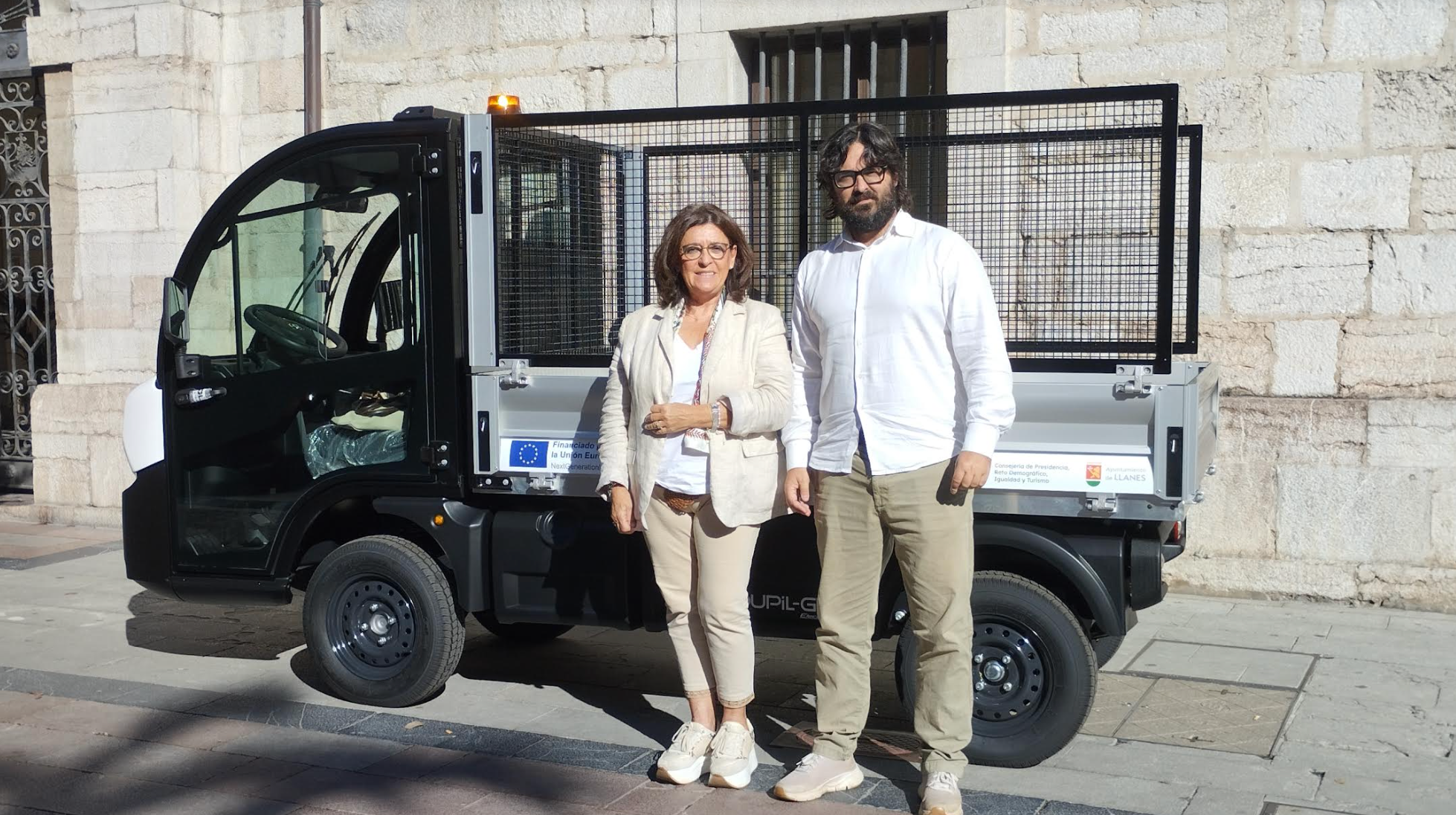 El Ayuntamiento de Llanes recibe el primero de los cuatro vehículos eléctricos adquiridos para servicios municipales El Ayuntamiento de Llanes recibe el primero de los cuatro vehículos eléctricos adquiridos para servicios municipales