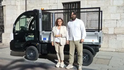 El alcalde de Llanes, Enrique Riestra, y la concejala de Turismo, Aurora Aguilar, junto al camión eléctrico ligero presentado El alcalde de Llanes, Enrique Riestra, y la concejala de Turismo, Aurora Aguilar, junto al camión eléctrico ligero presentado