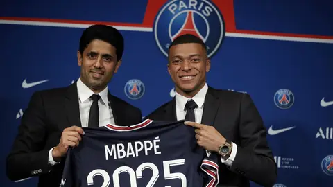 l presidente del Paris Saint-Germain, Nasser Al-Khelaifi, junto a Mbappe durante una rueda de prensa el 23/05/2022 l presidente del Paris Saint-Germain, Nasser Al-Khelaifi, junto a Mbappe durante una rueda de prensa el 23/05/2022