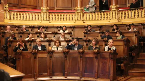 L'Ajuntament de Barcelona aprova provisionalment la proposta d'impostos per al 2025 Bancada dels regidors del PSC, ERC i BComú