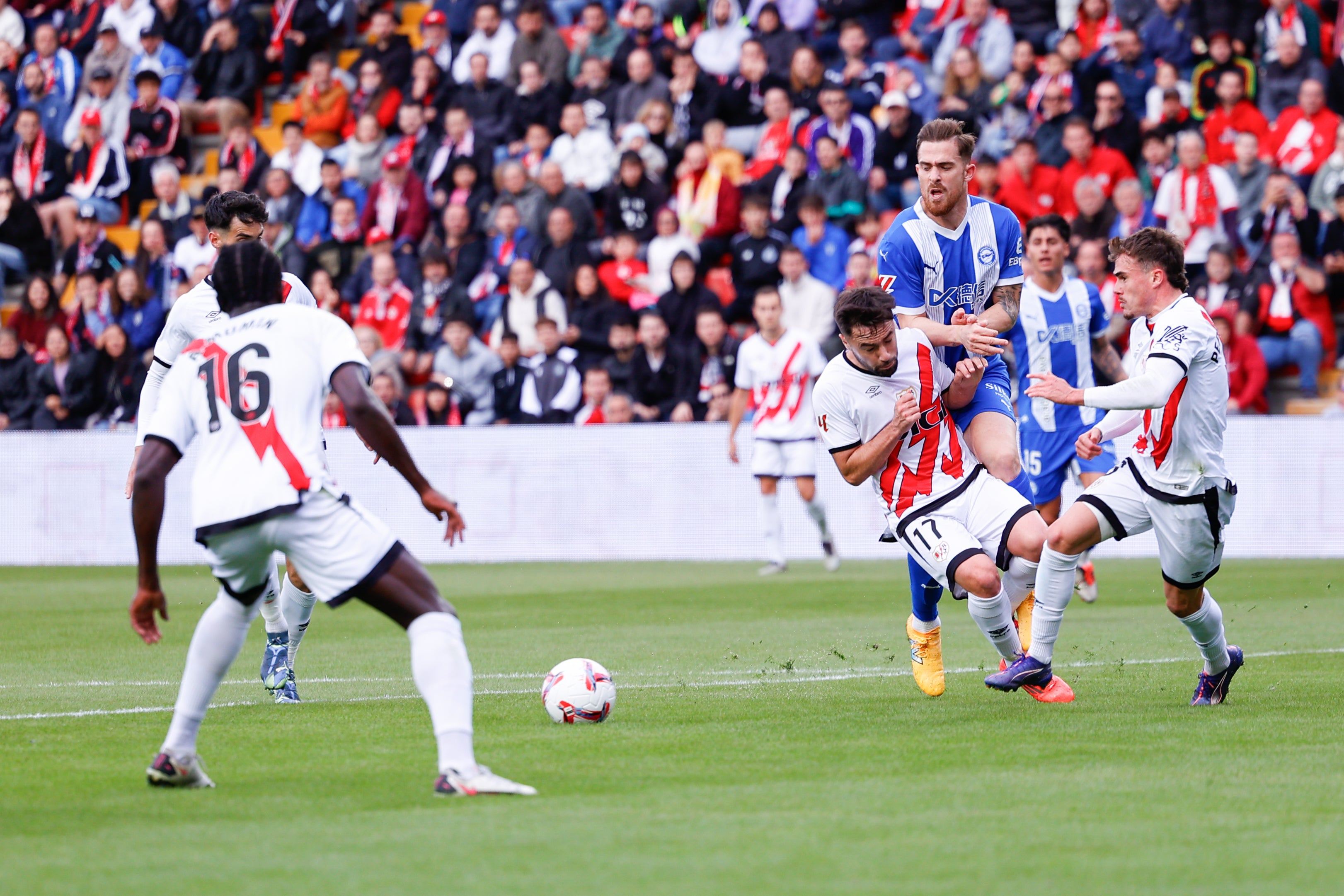 Un gol en propia de Sivera da la victoria al Rayo Vallecano ante el Alavés Un gol en propia de Sivera da la victoria al Rayo Vallecano ante el Alavés