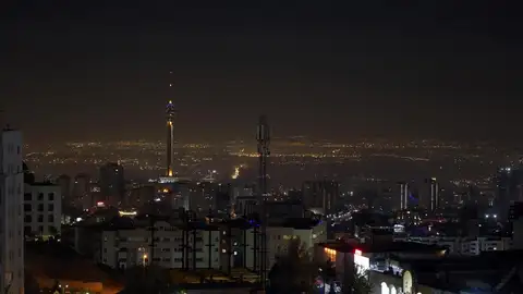 Una vista general de la ciudad Teherán, Irán, en la madrugada de este sábado 26 de octubre de 2024. Israel responde al ataque de octubre con bombardeos sobre posiciones militares dentro de Irán