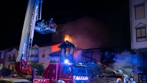 Tres muertos y varios heridos en el derrumbe del edificio de Santander tras la explosión de gas Tres muertos y varios heridos en el derrumbe del edificio de Santander tras la explosión de gas