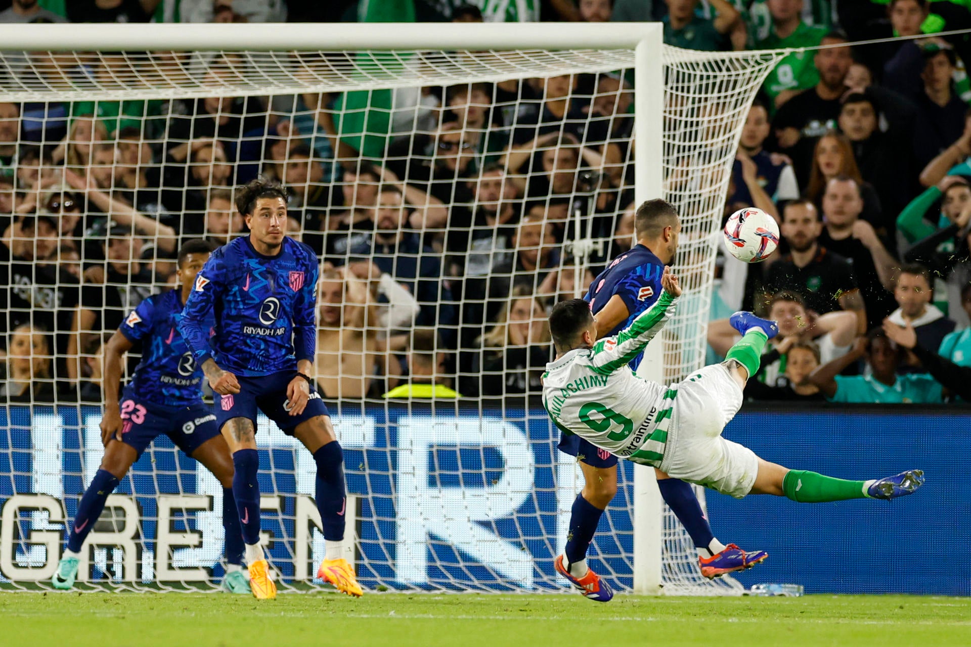 El Betis se antepone al Atlético de Madrid en el Benito Villamarín El Betis se antepone al Atlético de Madrid en el Benito Villamarín