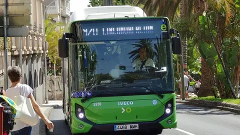 Imagen de archivo: autobús urbano en Santa Cruz de Tenerife Imagen de archivo: autobús urbano en Santa Cruz de Tenerife