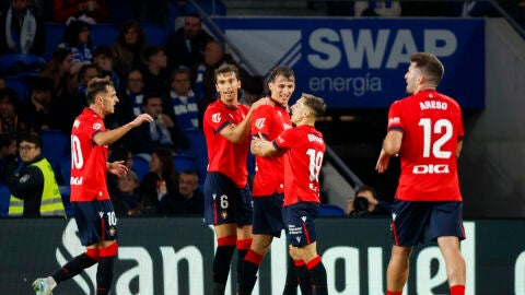 Los jugadores de Osasuna felicitan a Budimir tras marcar el 2-0