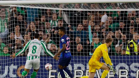 Vitor Roque celebra el gol en propia puerta de Giménez. Vitor Roque celebra el gol en propia puerta de Giménez.