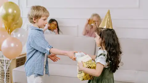 La cosa número 1 que los padres se "olvidan por completo" de enseñar a sus hijos Niños en un cumpleaños