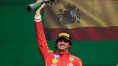 Carlos Sainz celebrando su triunfo en M&eacute;xico 