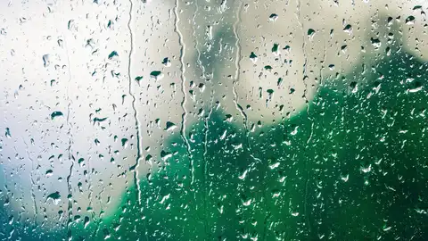 Por qué hay personas a las que les gusta dormir con lluvia Ventana con lluvia