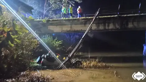 Un fallecido en Ozanes, Parres, al caer su vehículo al río Piloña Un fallecido en Ozanes, Parres, al caer su vehículo al río Piloña