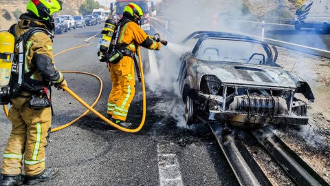 Colapso en la AP7 a su altura por Villajoyosa tras el incendio de un veh&iacute;culo siniestrado