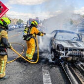 Colapso en la AP7 a su altura por Villajoyosa tras el incendio de un vehículo siniestrado