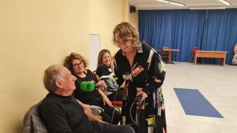 La periodista Elka Dimitrova entrevista a algunos voluntarios y socios del Patronato Obrero de Palma, antes de su clase de yoga