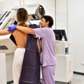 Una mujer se realiza una mamografía